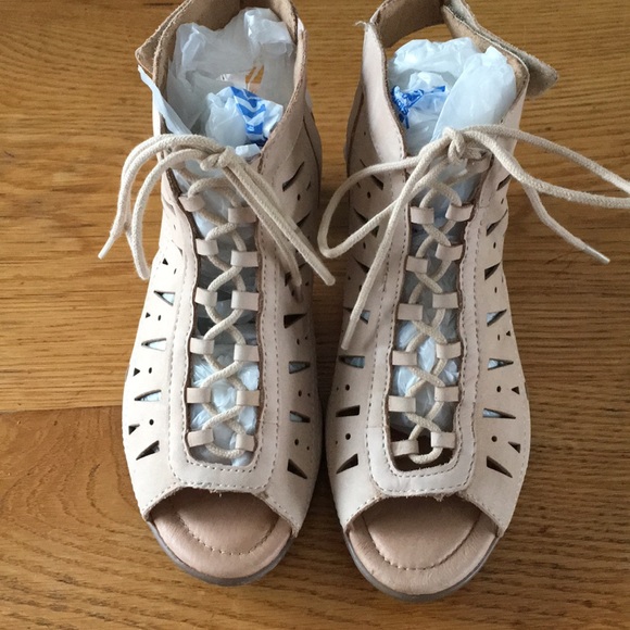 Earth Shoes - Gladiator sandal by earth. Size 6